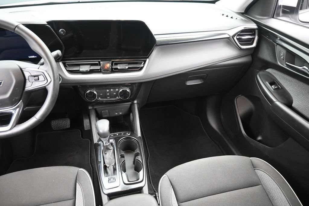 Used 2024 Chevrolet TrailBlazer LT w/ LT Cold Weather Package FWD image 15