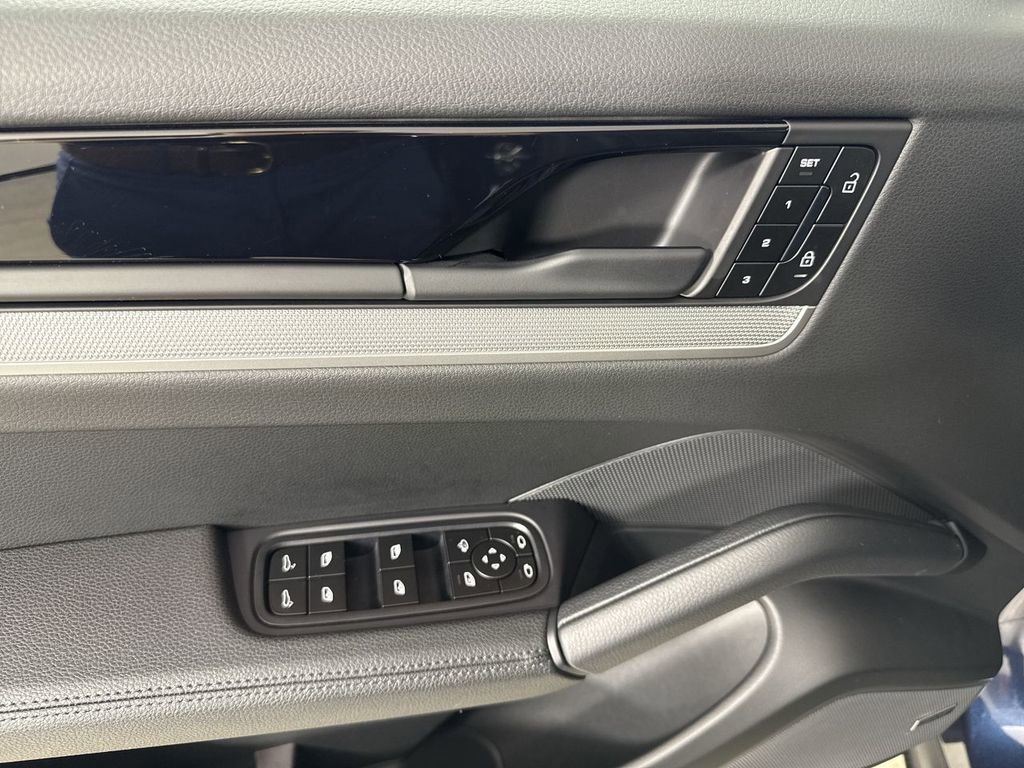 Certified 2025 Porsche Cayenne image 33