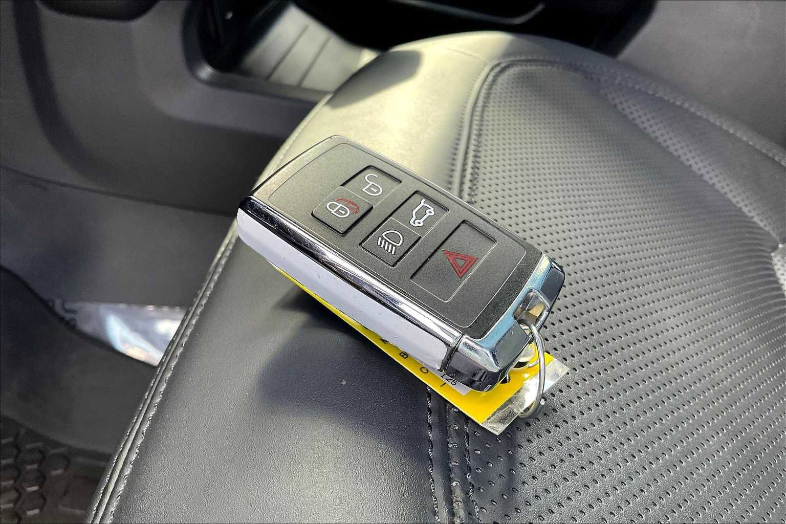 Used 2025 Land Rover Defender 110 X-Dynamic SE image 14