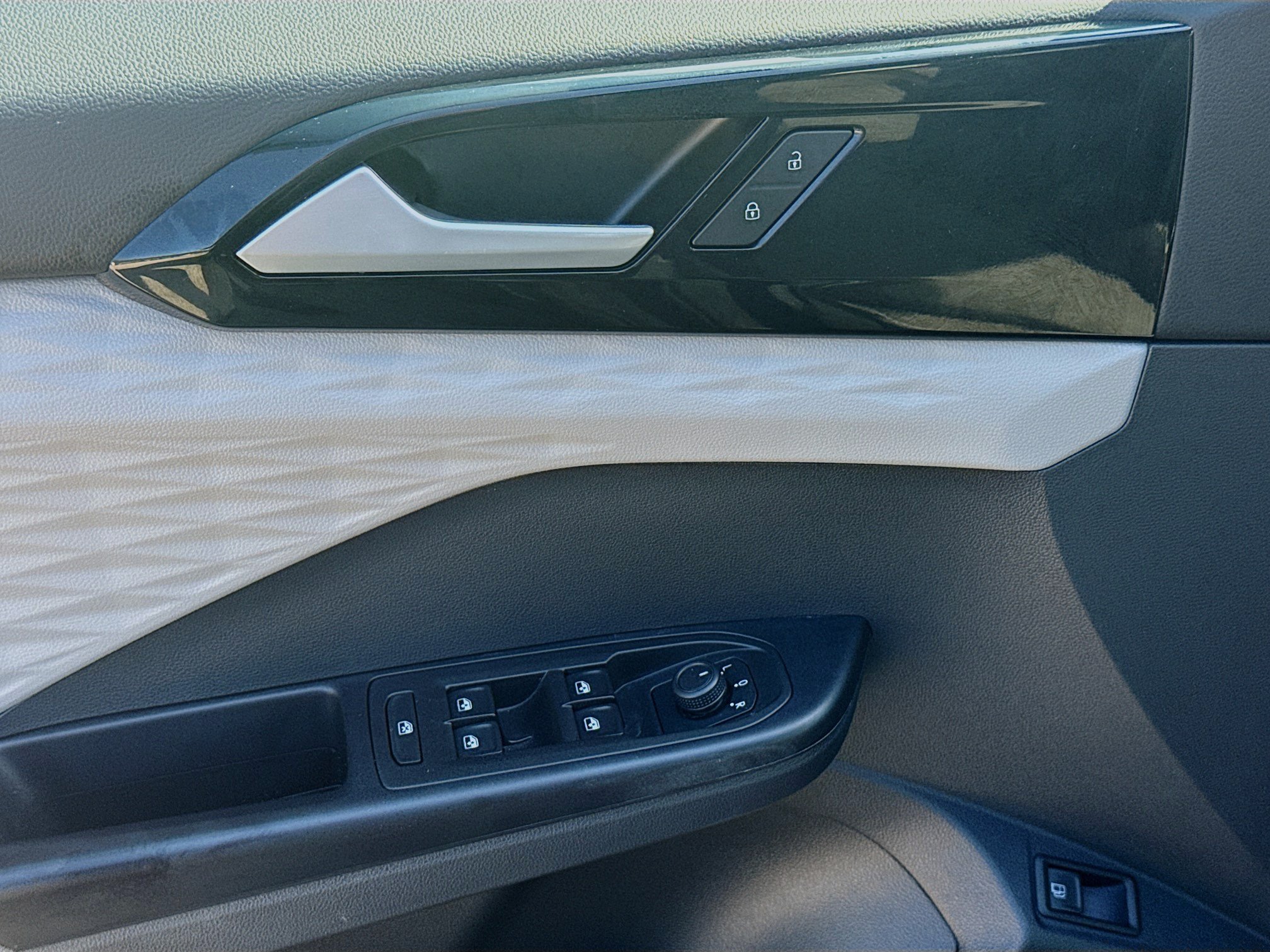 Certified 2023 Volkswagen Taos S FWD image 16