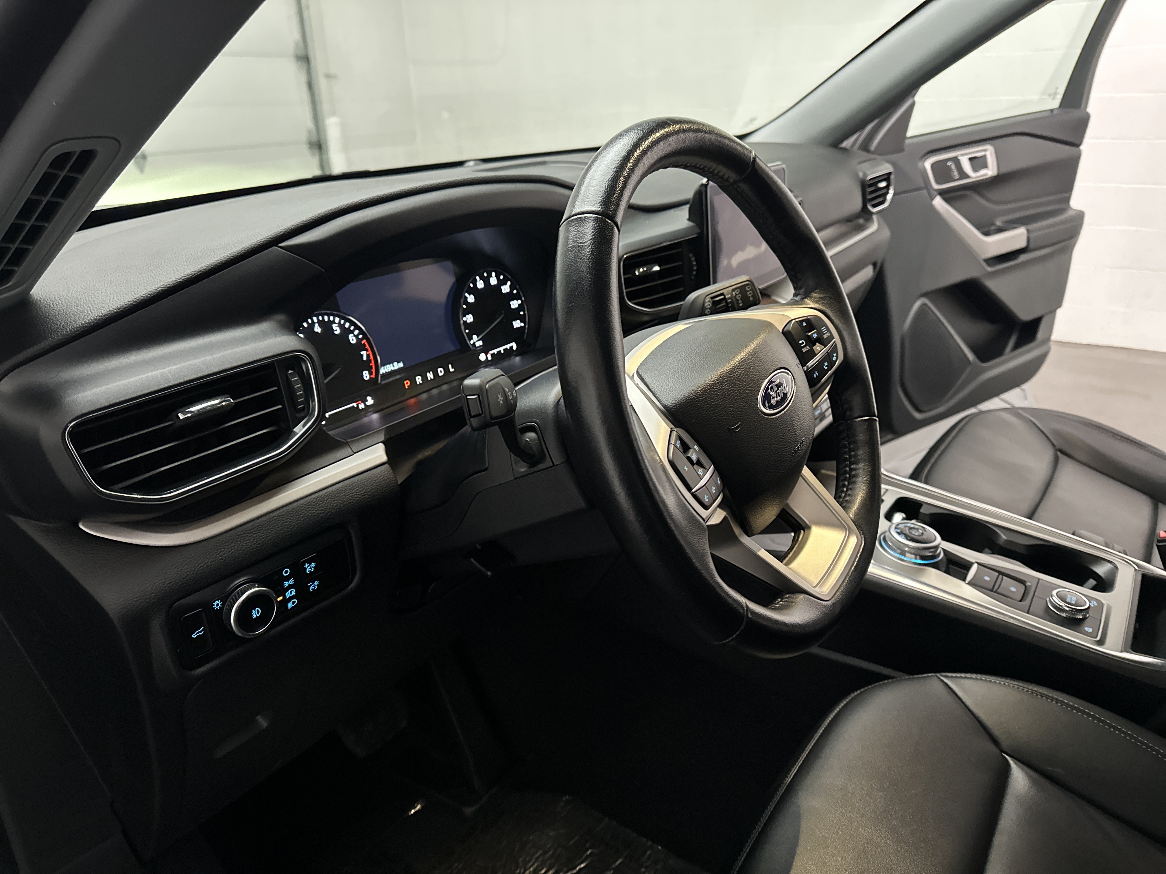 Used 2023 Ford Explorer XLT w/ Equipment Group 202A AWD/4WD image 18
