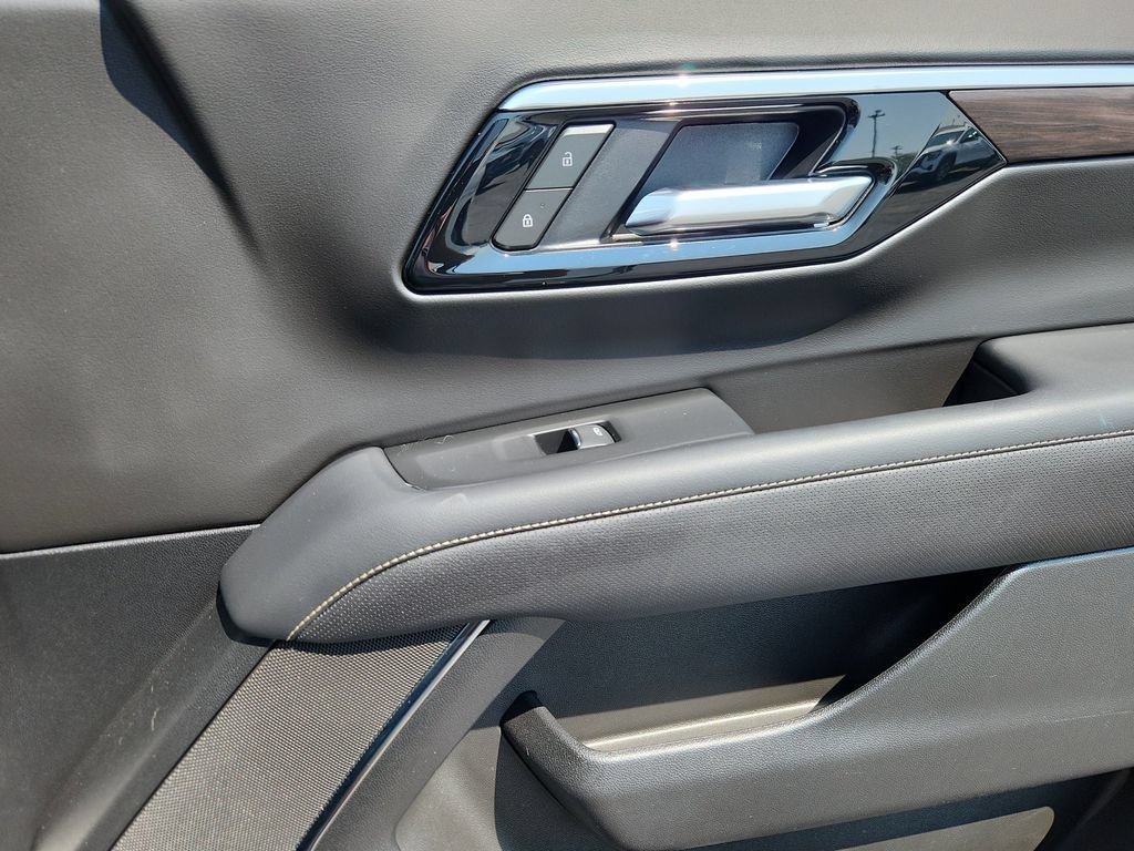 Used 2025 Chevrolet Suburban Premier AWD/4WD image 35
