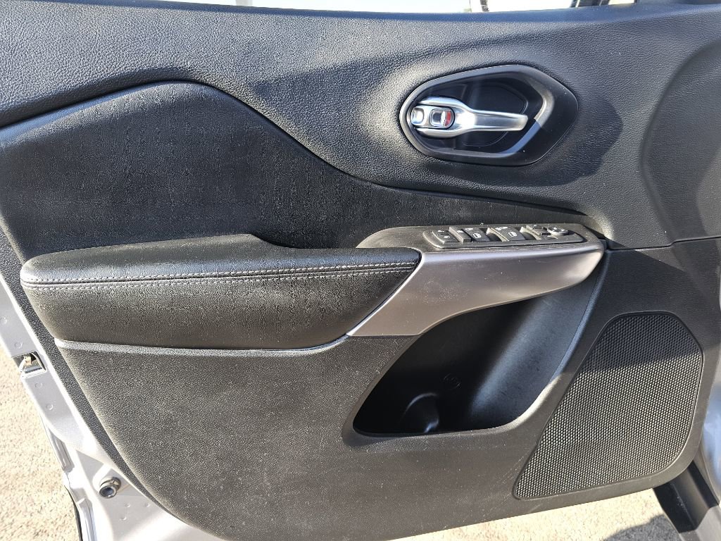 Used 2019 Jeep Cherokee Latitude w/ Popular Appearance Group image 30