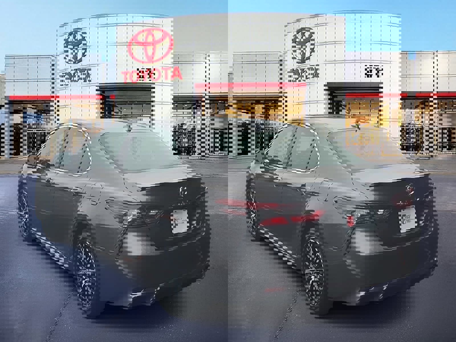 Used 2023 Toyota Camry SE image 7