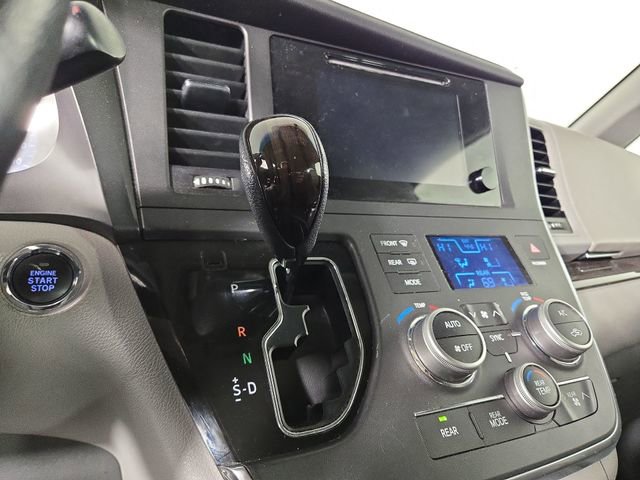 Used 2015 Toyota Sienna XLE w/ Four Season Floor Mat Package image 20