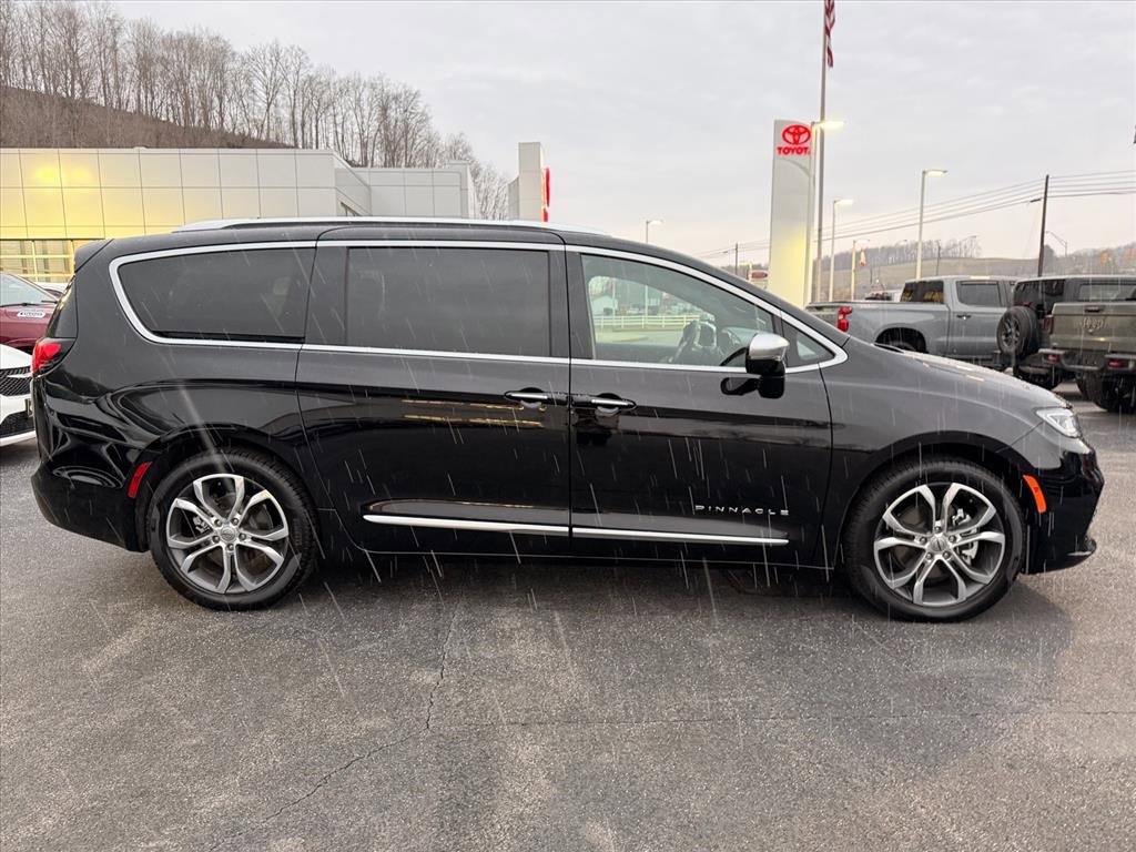 Used 2024 Chrysler Pacifica Pinnacle image 3