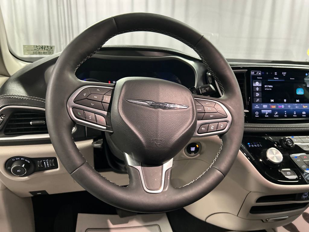 Used 2024 Chrysler Pacifica Select image 15