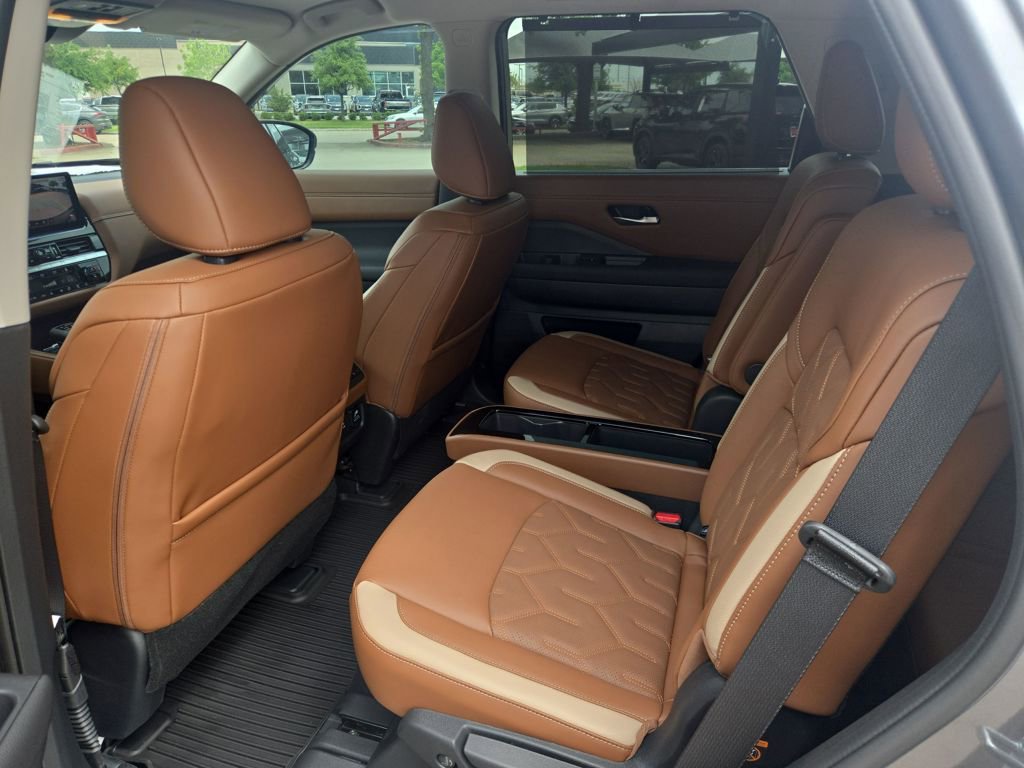 New 2026 Nissan Pathfinder Platinum FWD image 9