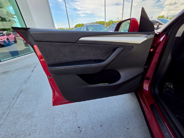 Used 2022 Tesla Model Y Long Range AWD/4WD image 28