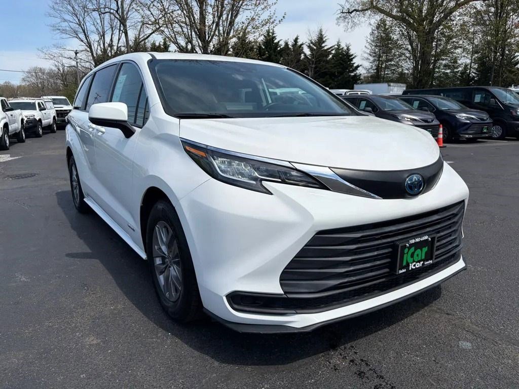 Used 2021 Toyota Sienna LE FWD image 4