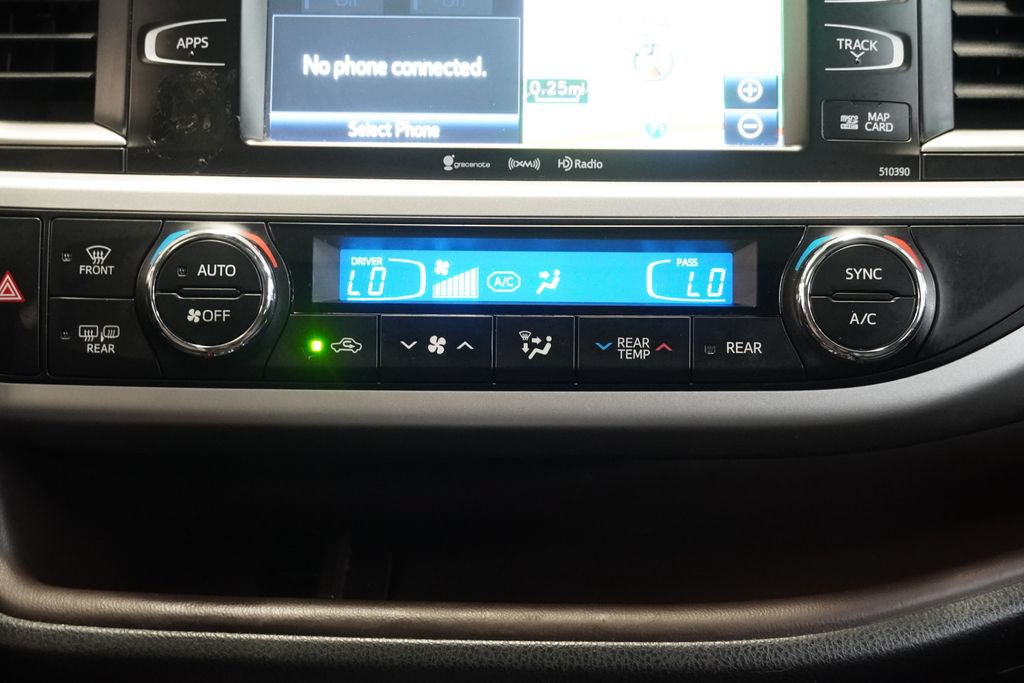 Used 2019 Toyota Highlander XLE AWD/4WD image 23
