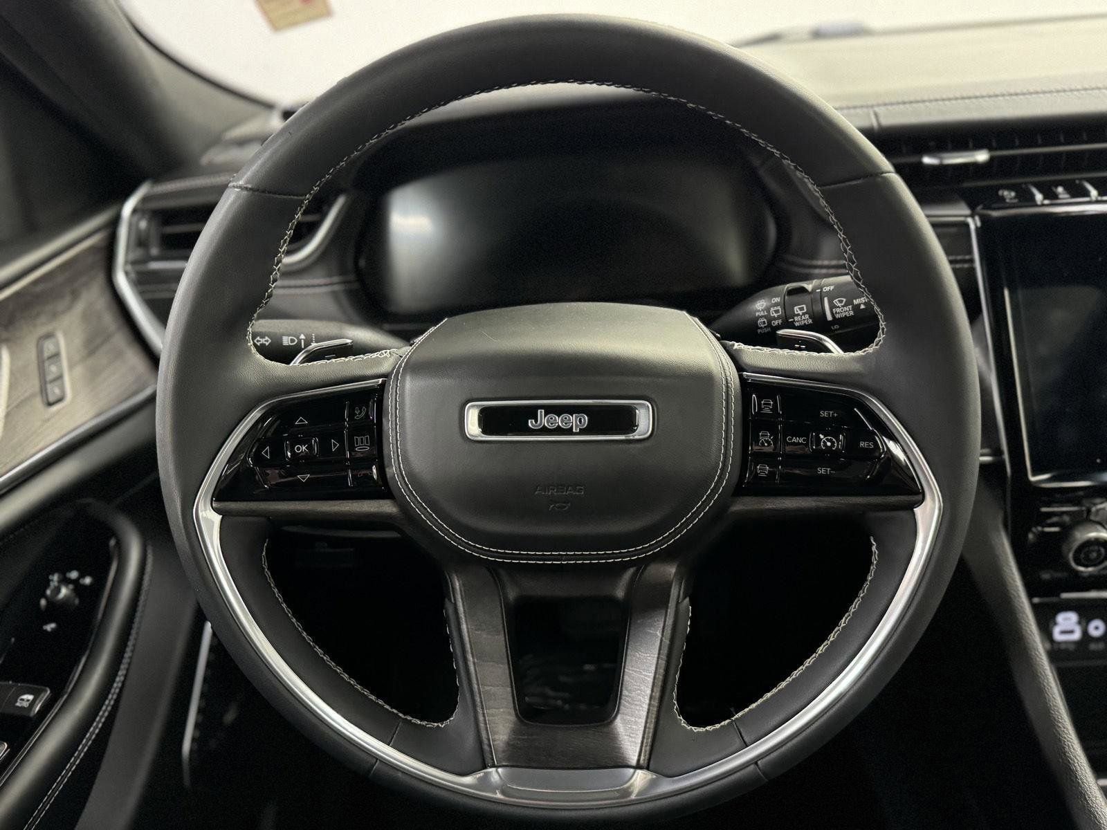 Used 2023 Jeep Grand Cherokee Overland AWD/4WD image 19