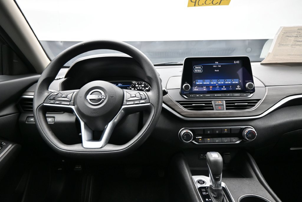 Used 2025 Nissan Altima 2.5 SV FWD image 14