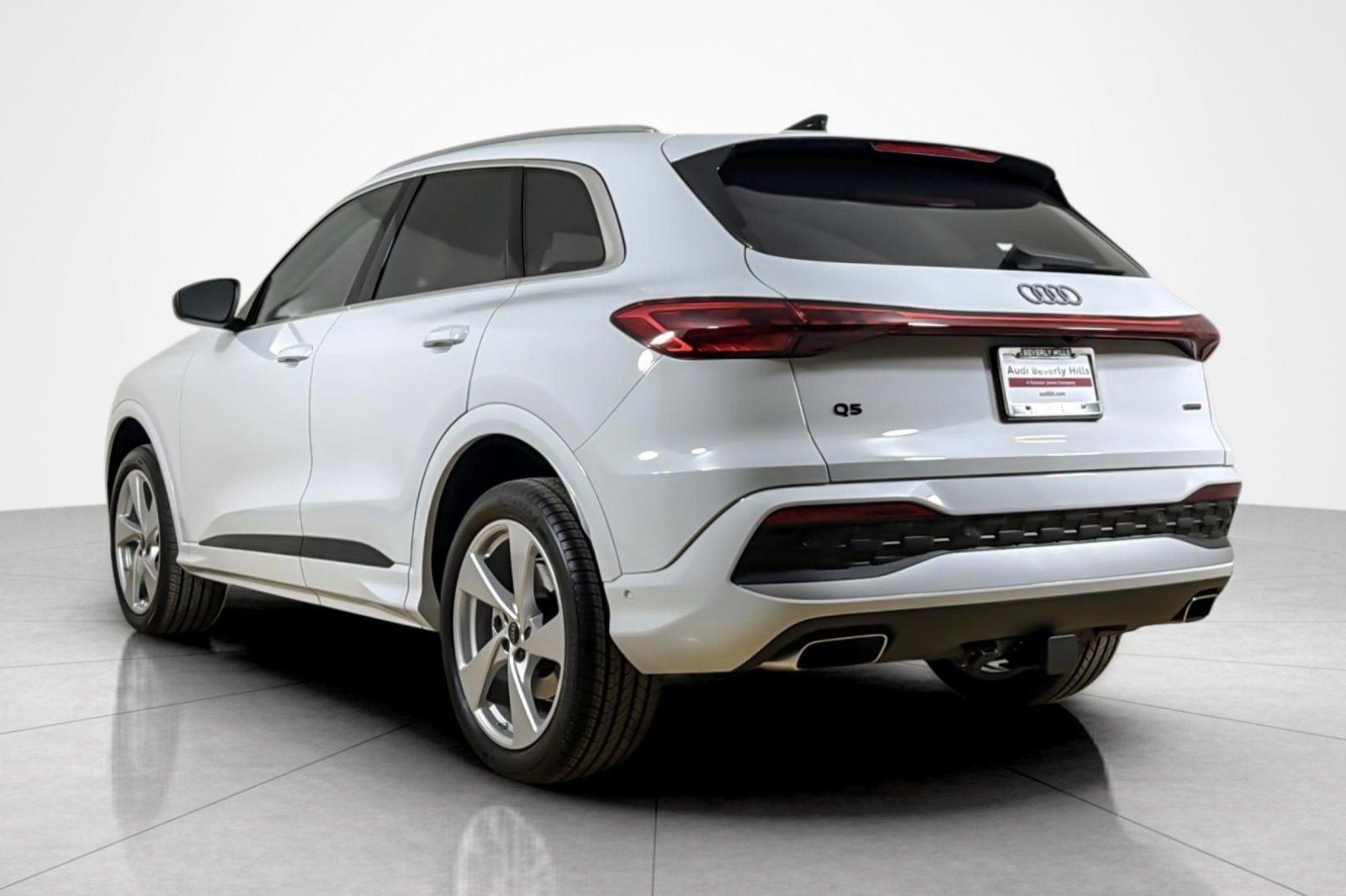 Used 2025 Audi Q5 Premium Plus w/ Premium Plus AWD/4WD image 3