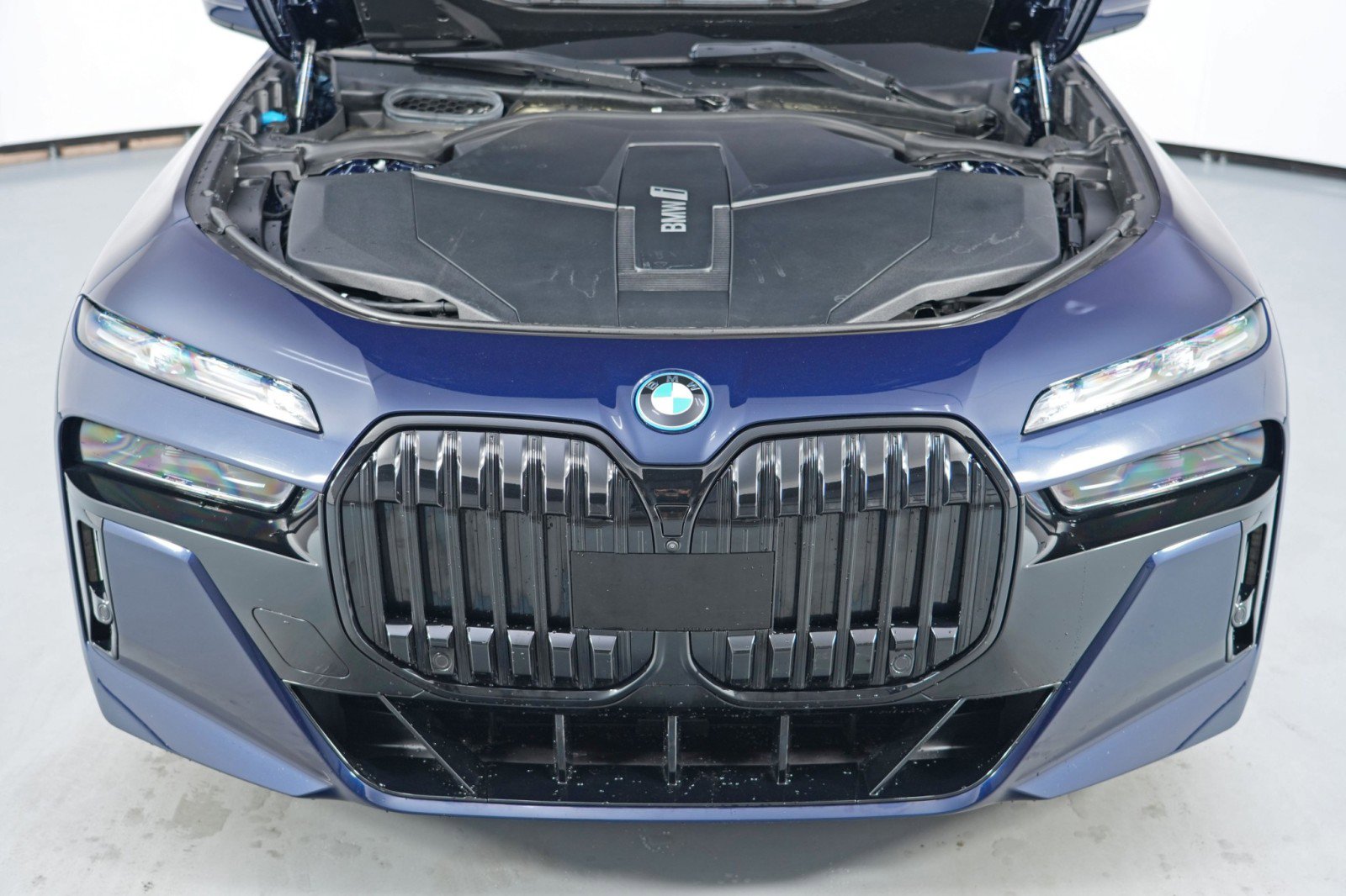 Used 2024 BMW i7 xDrive60 w/ Executive Package image 8