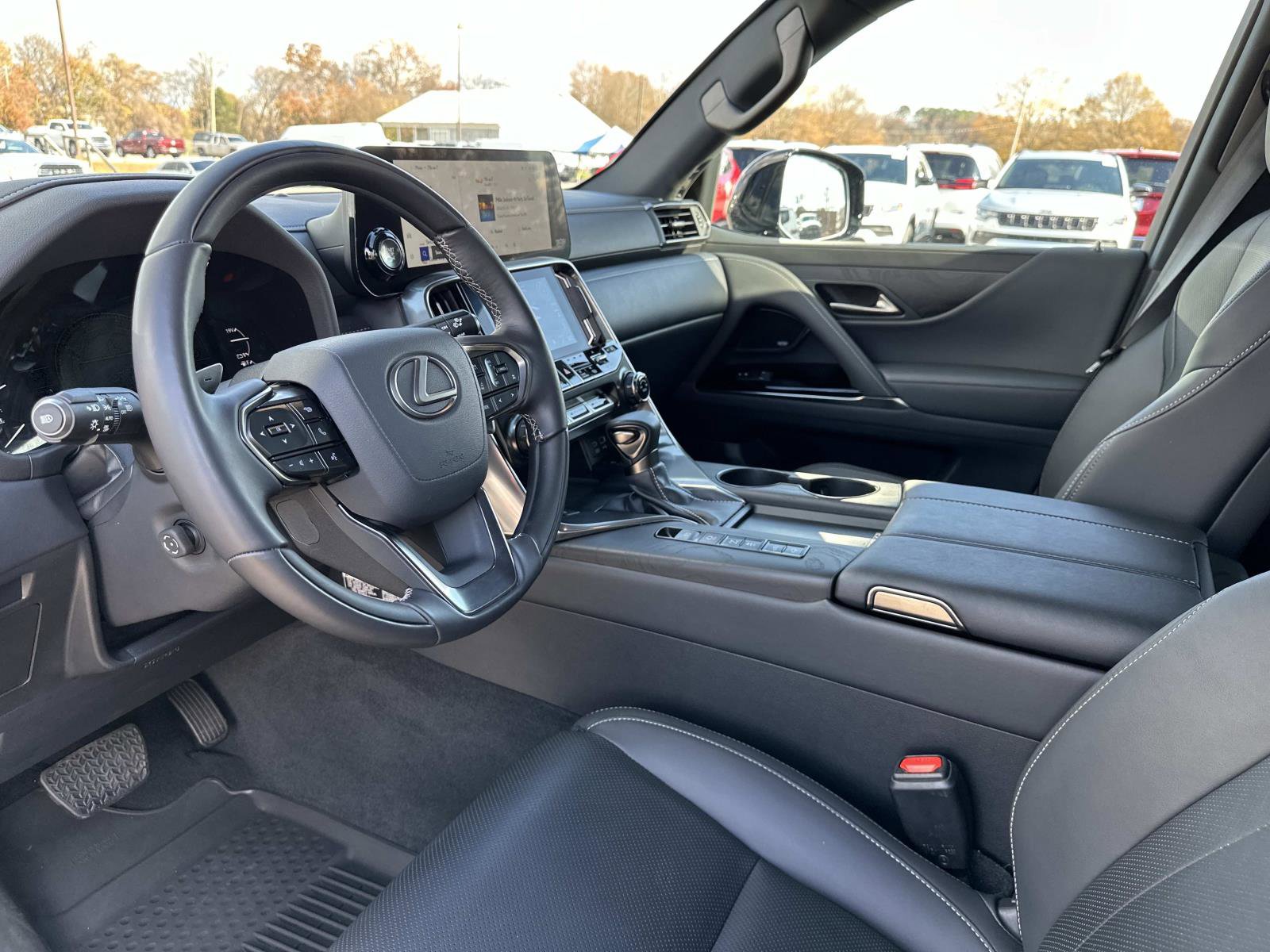 Used 2024 Lexus LX 600 4WD w/ Luxury Package image 33