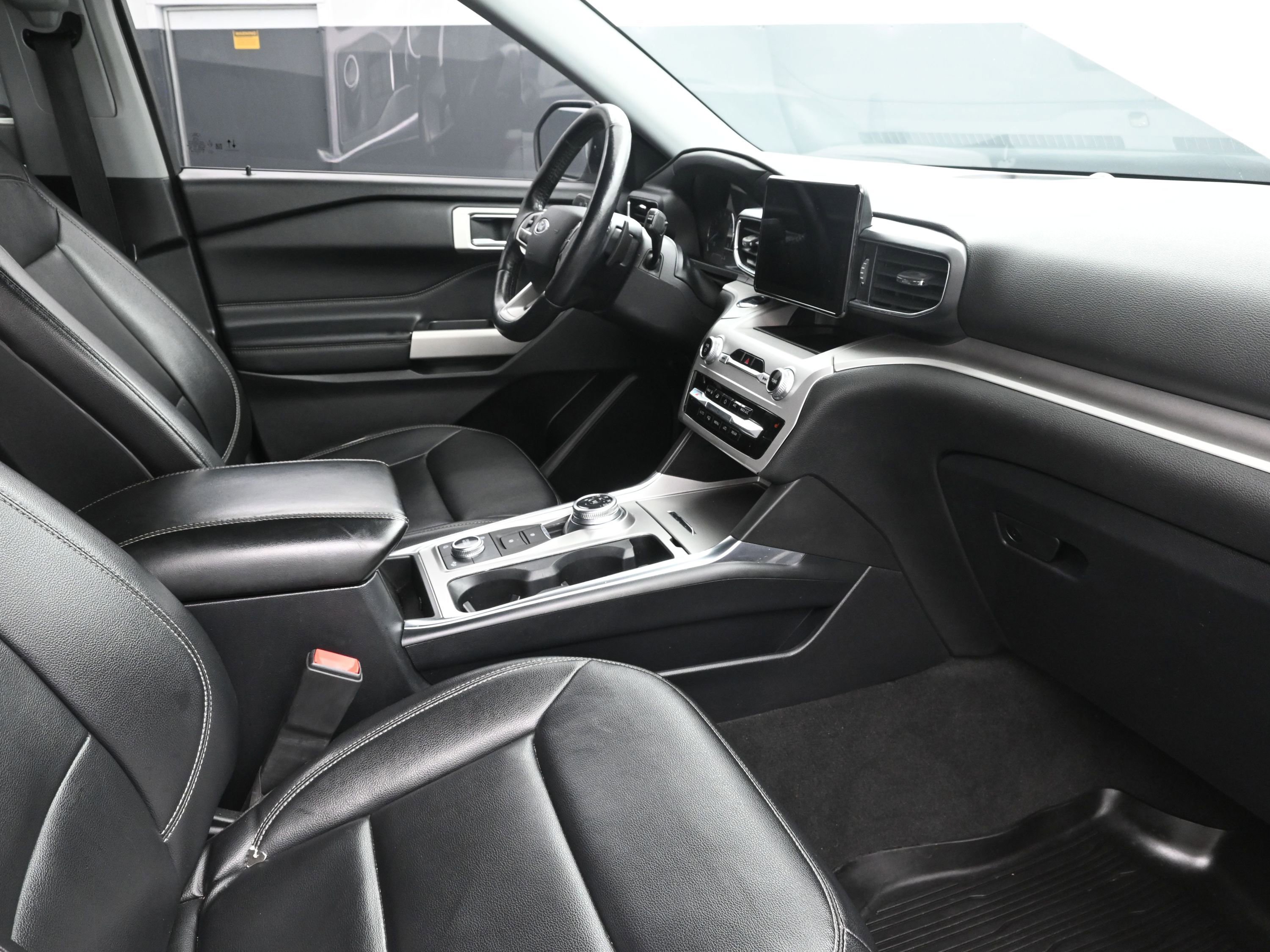 Used 2020 Ford Explorer XLT w/ Equipment Group 202A image 28