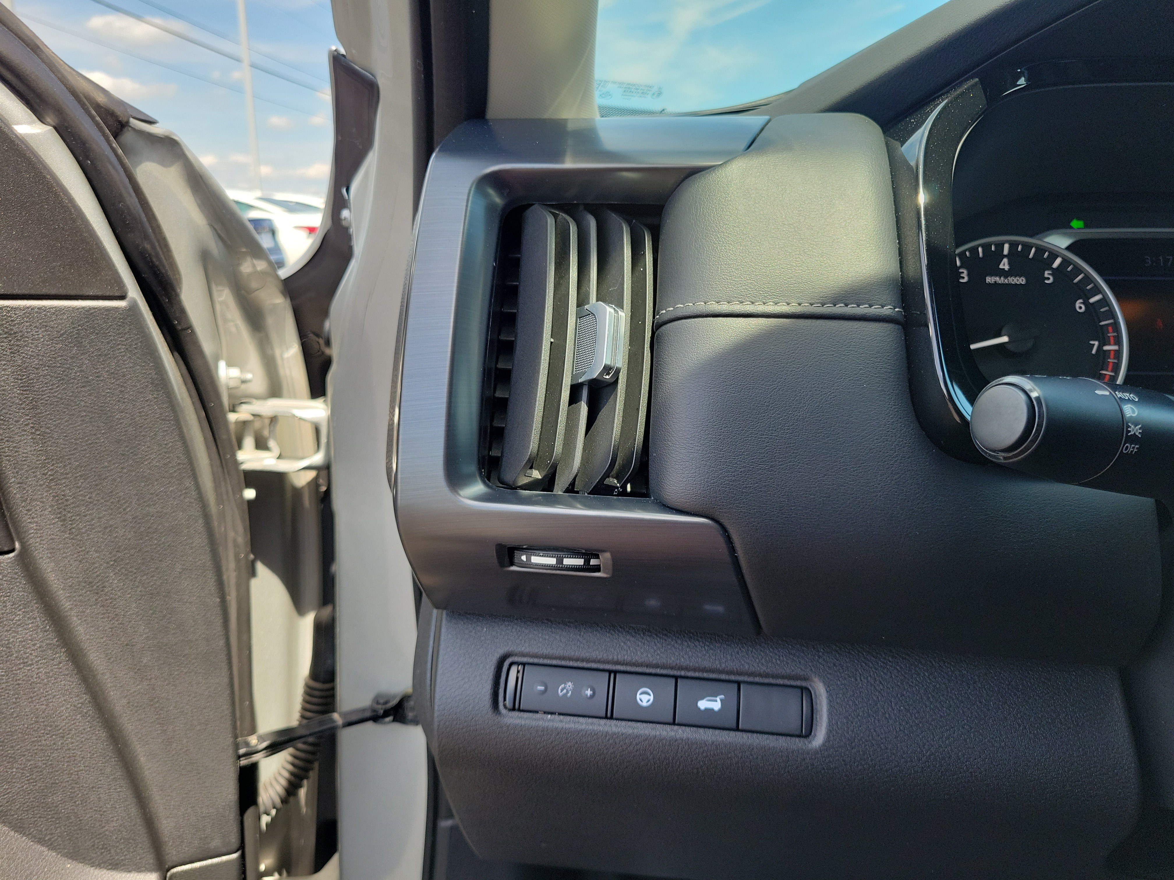 Certified 2024 Nissan Pathfinder SL w/ Black Appearance Package AWD/4WD image 20