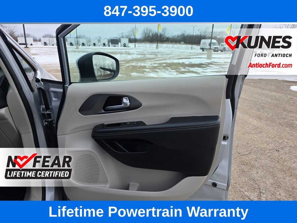 Used 2023 Chrysler Pacifica Touring-L FWD image 32