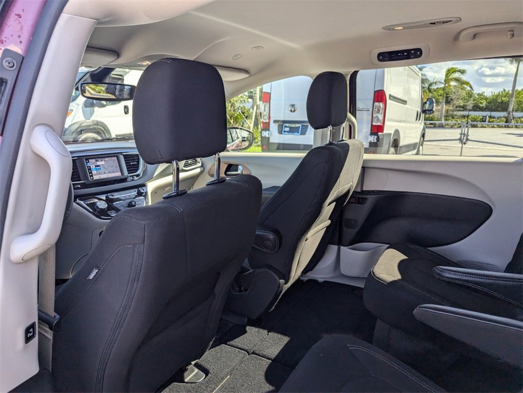 Used 2023 Chrysler Voyager LX image 21