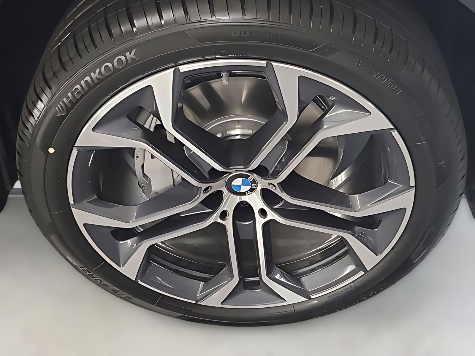 Used 2026 BMW X5 sDrive40i w/ Premium Package image 3
