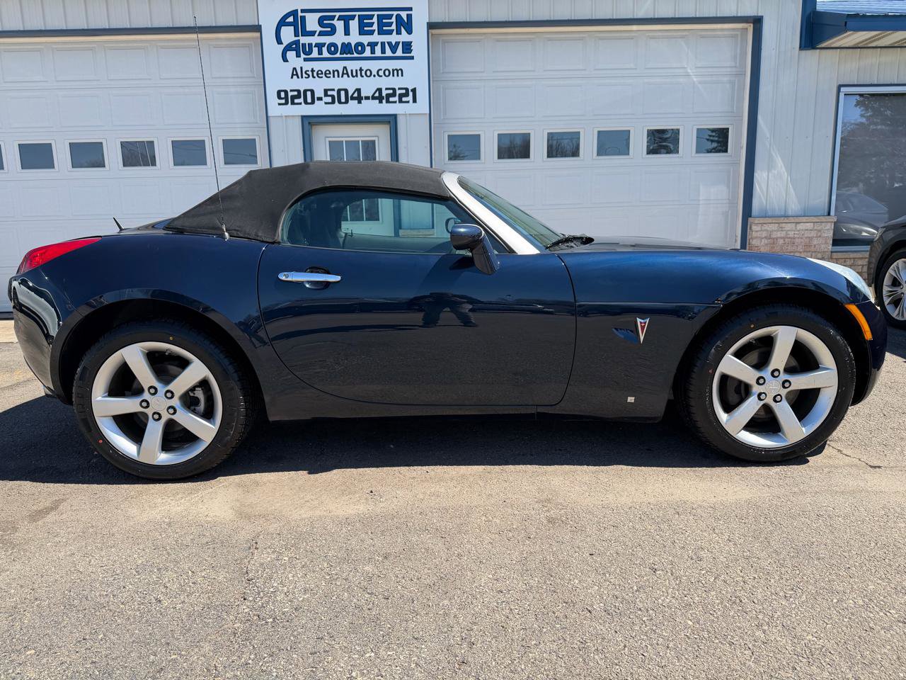 Used 2008 Pontiac Solstice Convertible w/ Preferred Package RWD image 2