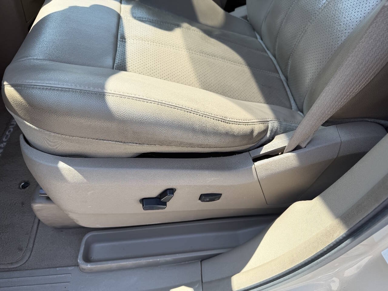 Used 2012 Chrysler Town & Country Touring-L w/ Entertainment Group #2 FWD image 17