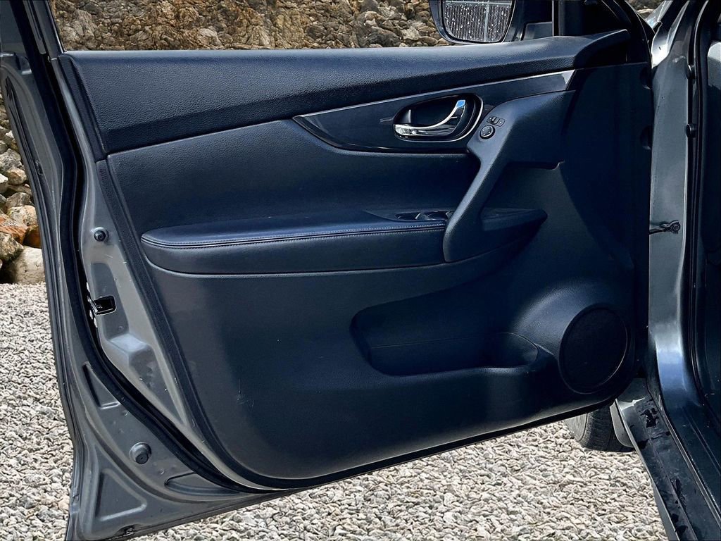 Used 2018 Nissan Rogue SV image 21