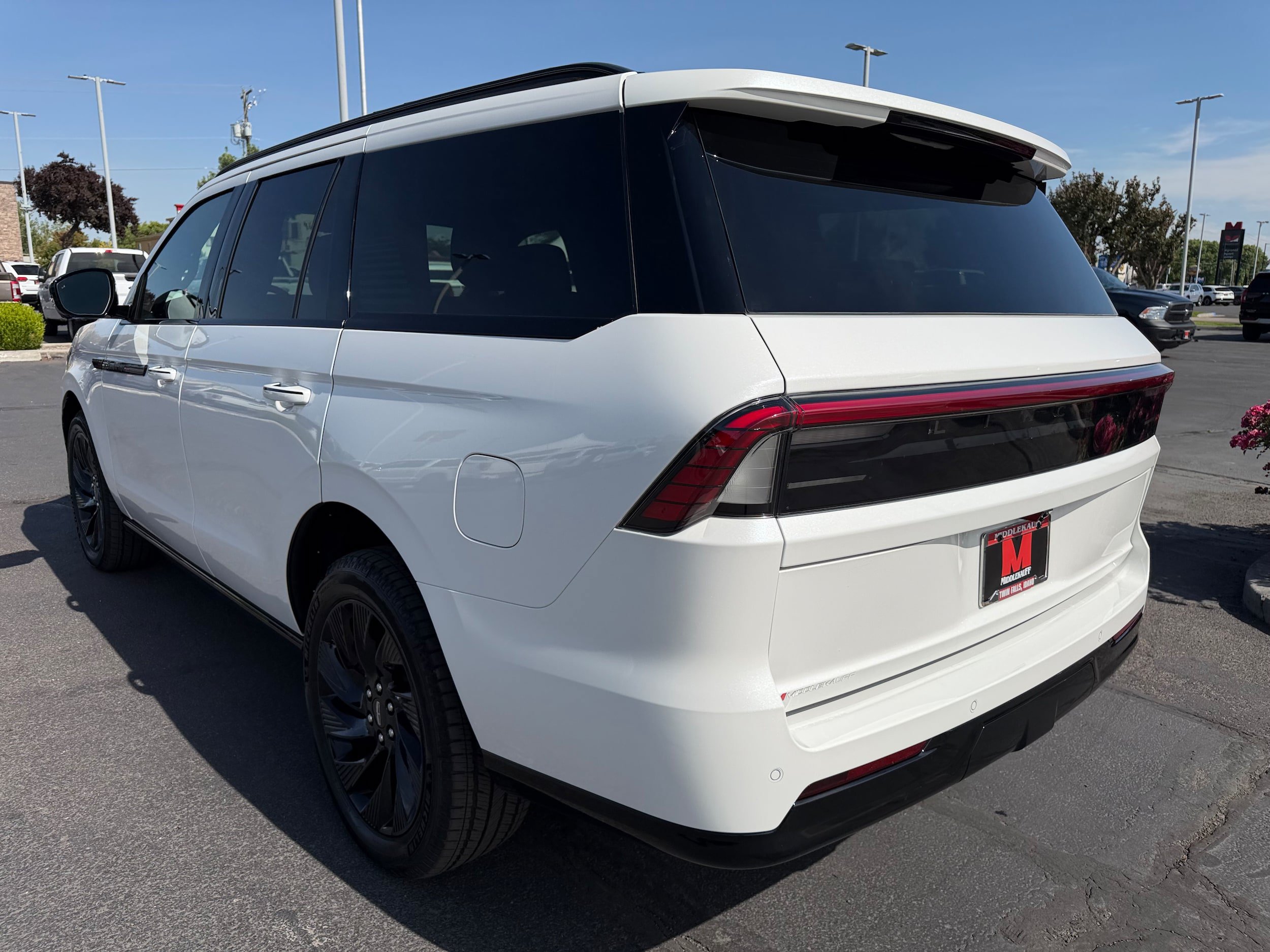 New 2026 Lincoln Navigator Reserve w/ Jet Appearance Package AWD/4WD image 5