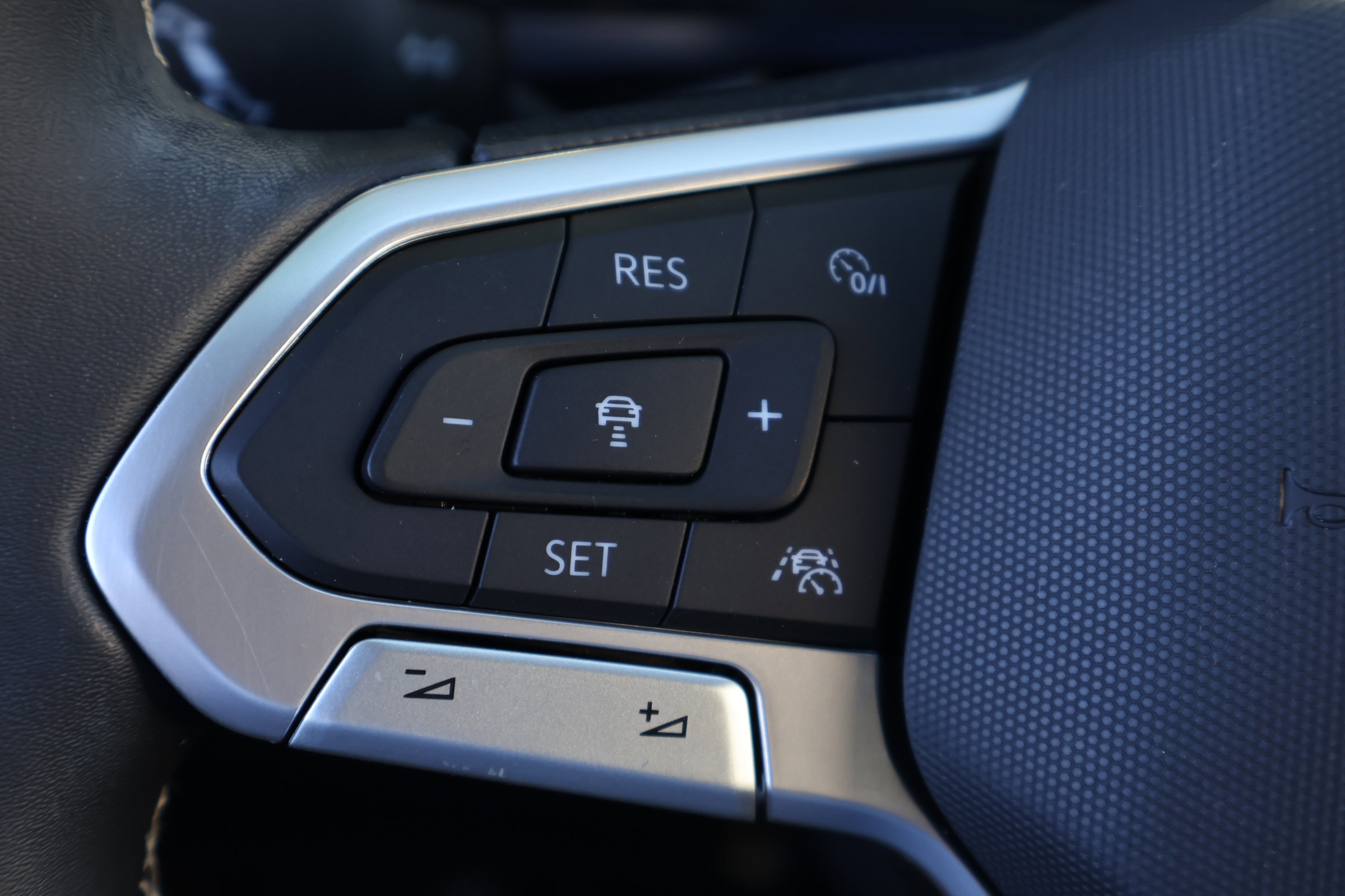 Used 2023 Volkswagen Taos SE w/ Black Wheel Package image 23