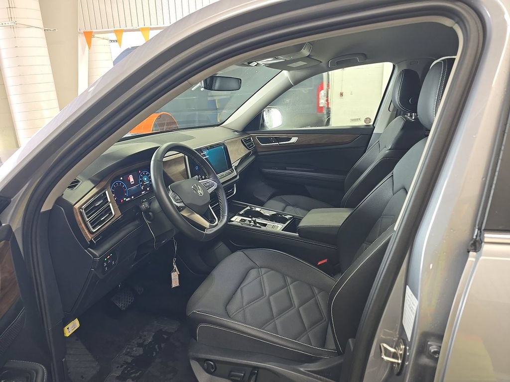 Used 2025 Volkswagen Atlas SE AWD/4WD image 3