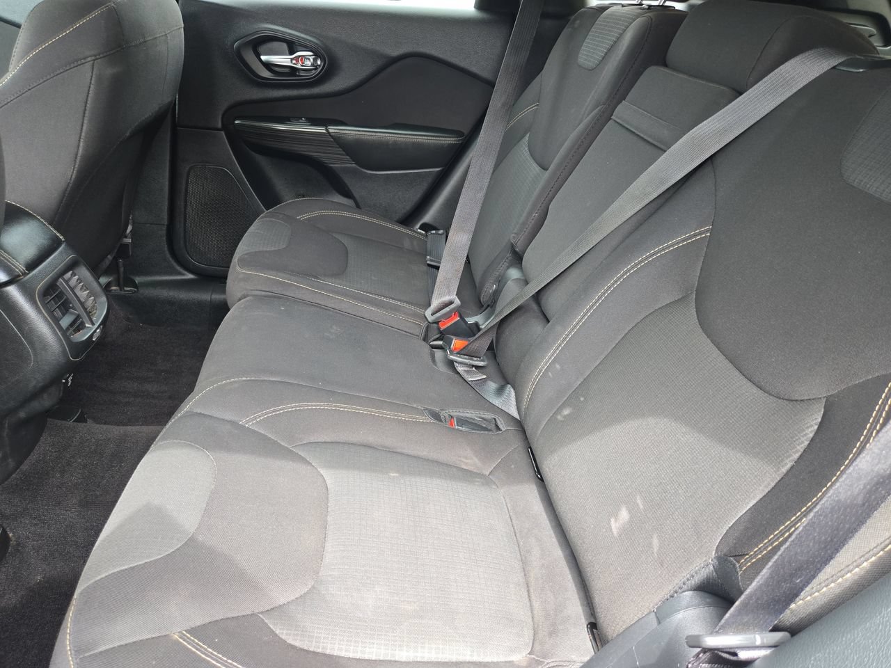 Used 2017 Jeep Cherokee Latitude FWD image 18