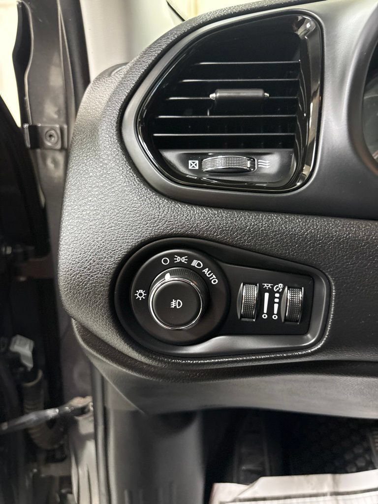 Used 2020 Jeep Renegade Altitude FWD image 11