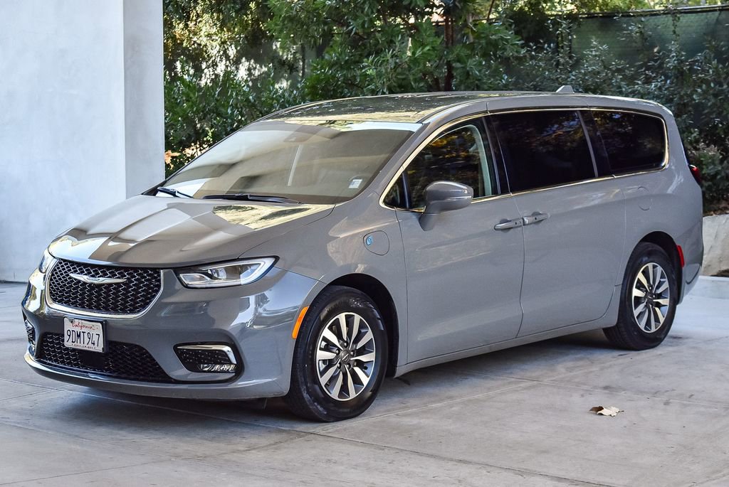 Used 2022 Chrysler Pacifica Touring-L image 3