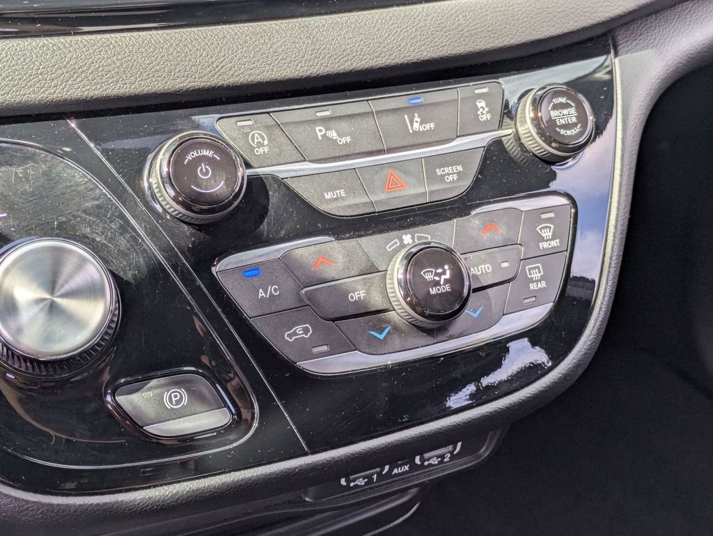 Used 2025 Chrysler Pacifica Select image 21