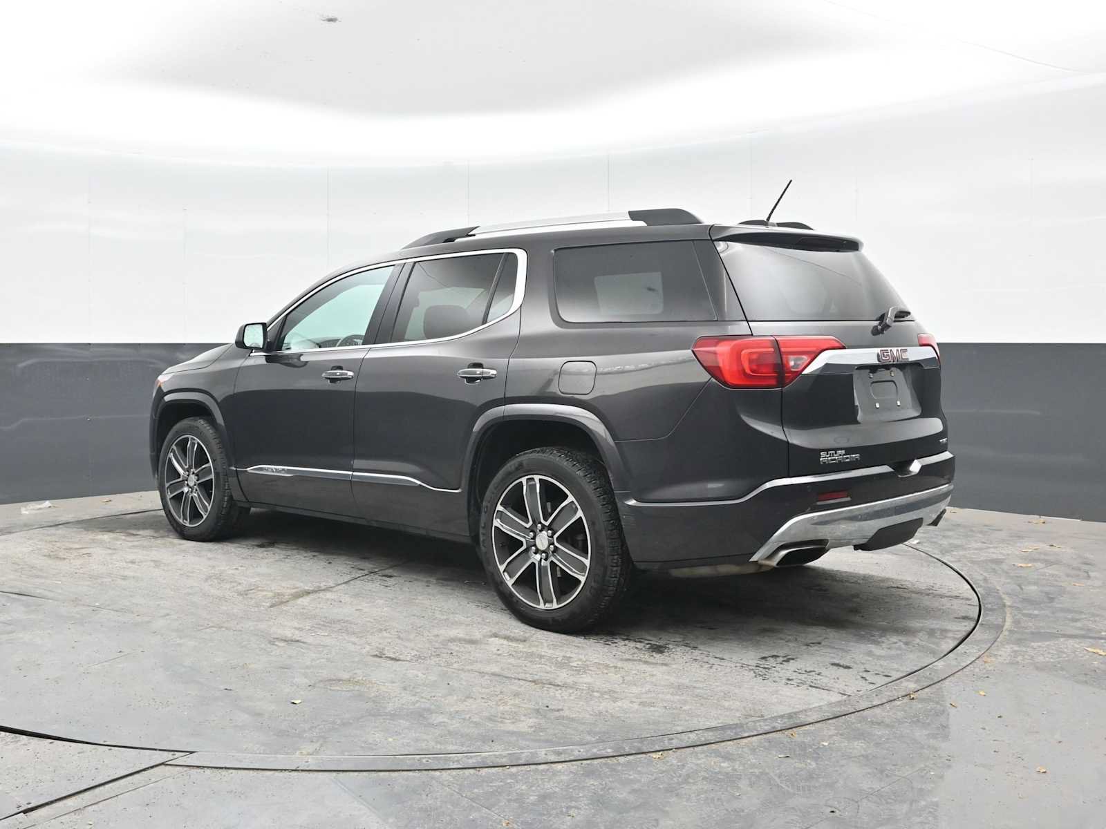 Used 2017 GMC Acadia Denali w/ Technology Package AWD/4WD image 2