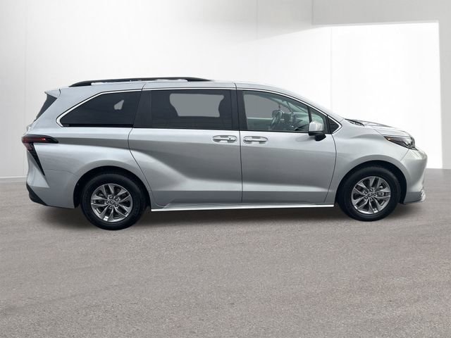 Used 2024 Toyota Sienna XLE image 31