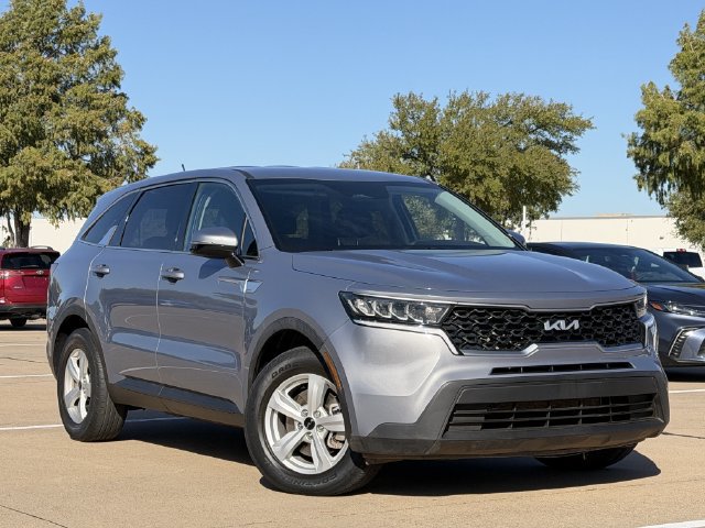 Used 2023 Kia Sorento LX FWD image 2