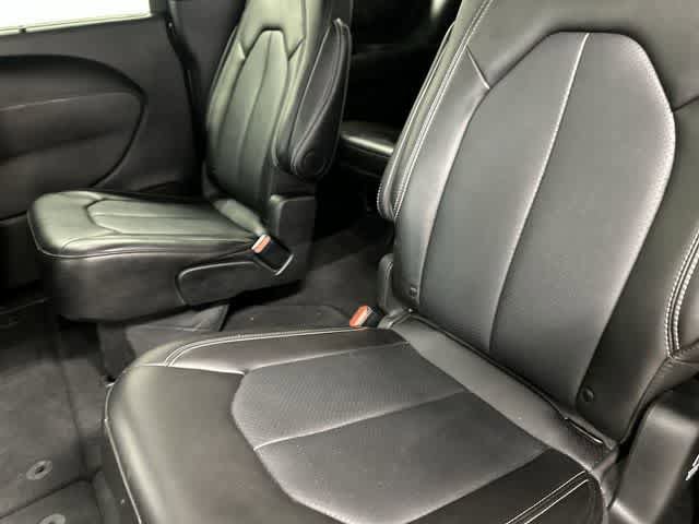 Used 2025 Chrysler Pacifica Select image 11