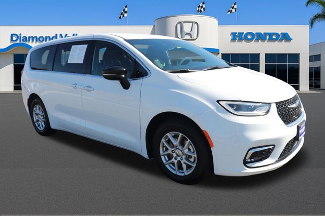 Used 2025 Chrysler Pacifica Select image 1
