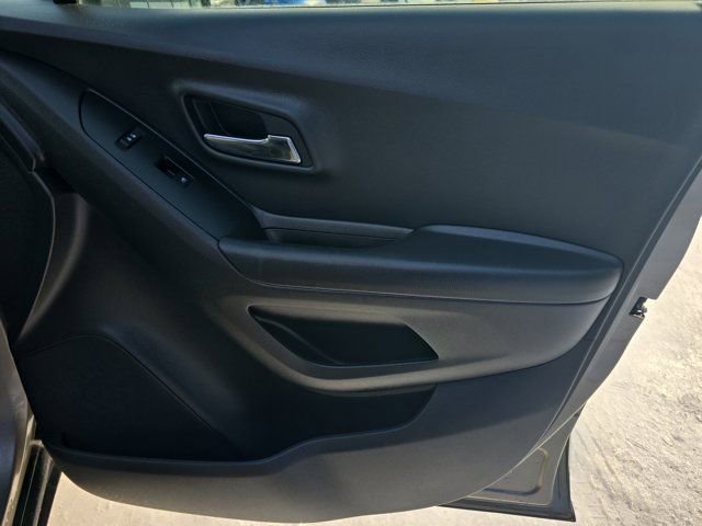 Used 2021 Chevrolet Trax LT w/ LT Convenience Package image 18