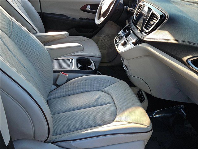 Used 2017 Chrysler Pacifica Limited w/ UConnect Theater Package FWD image 20