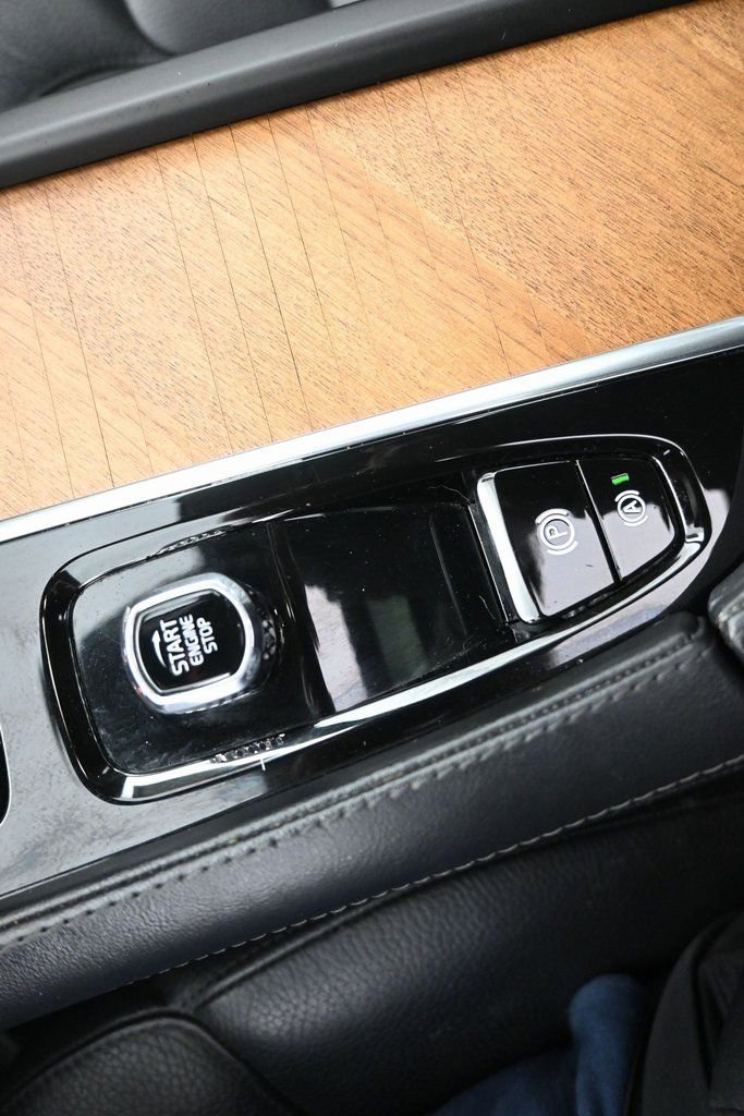 Used 2023 Volvo XC90 B6 Plus AWD/4WD image 19