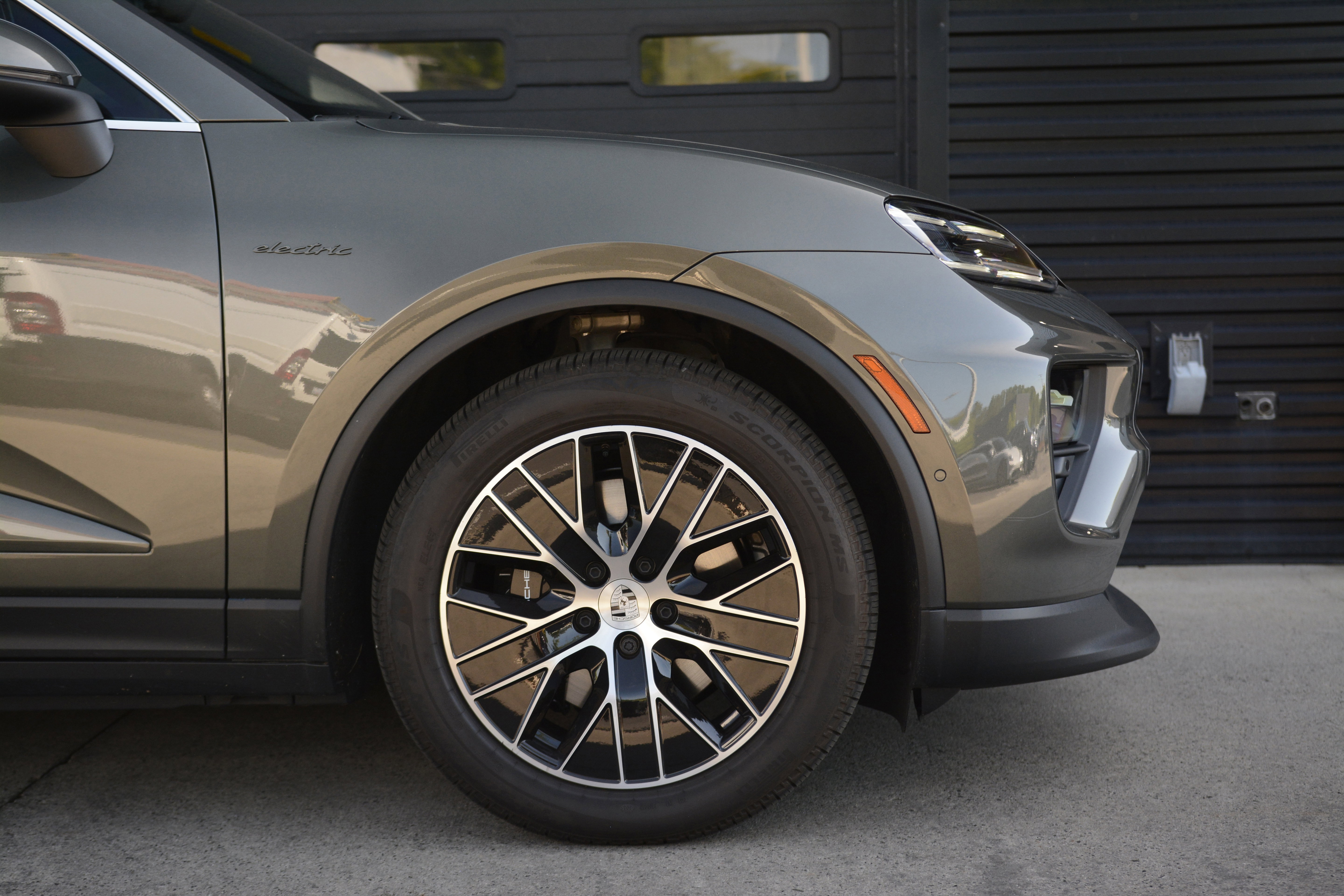 Certified 2025 Porsche Macan 4S Electric AWD/4WD image 40