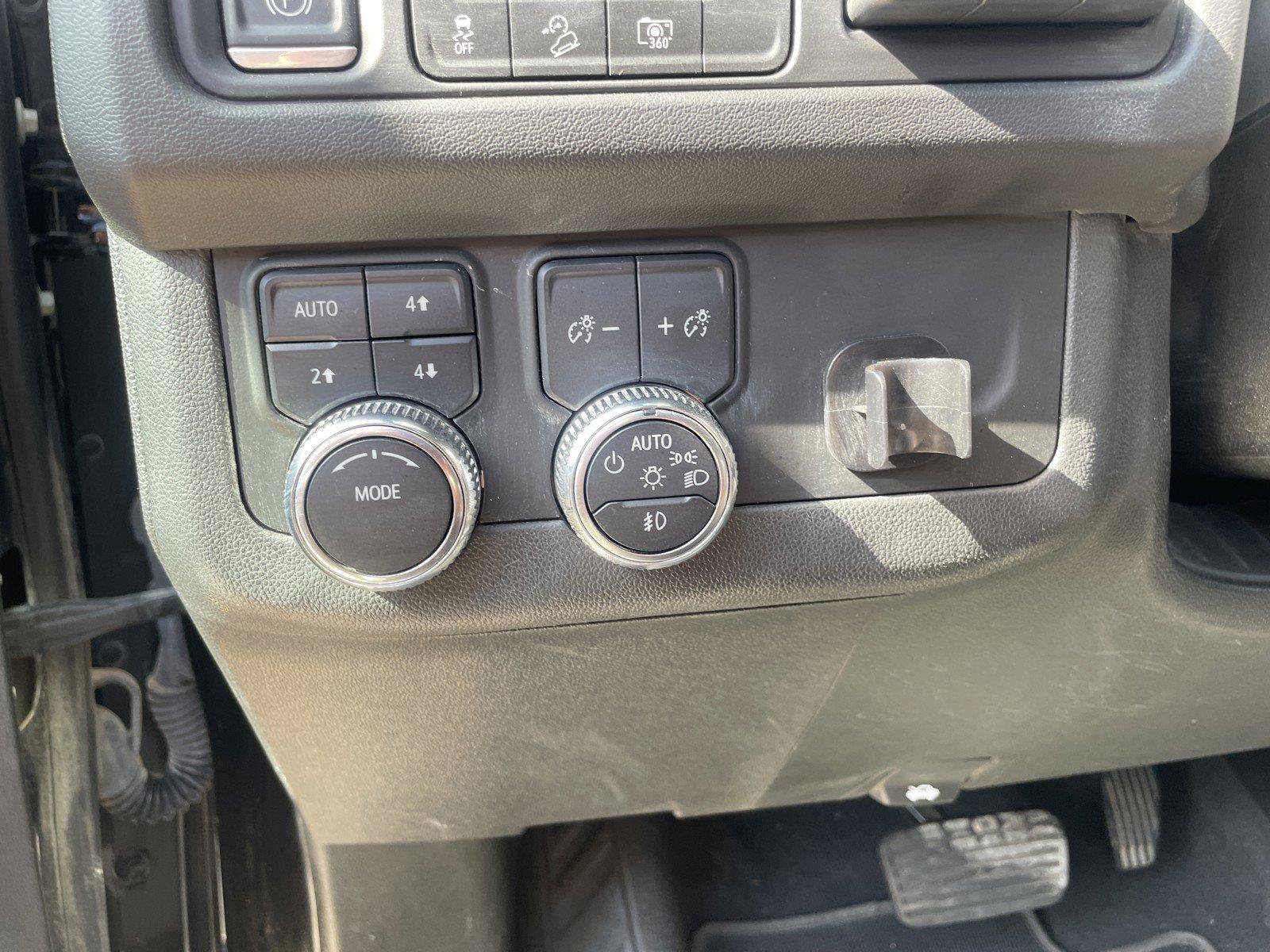Used 2024 GMC Yukon XL AT4 w/ AT4 Premium Package AWD/4WD image 13
