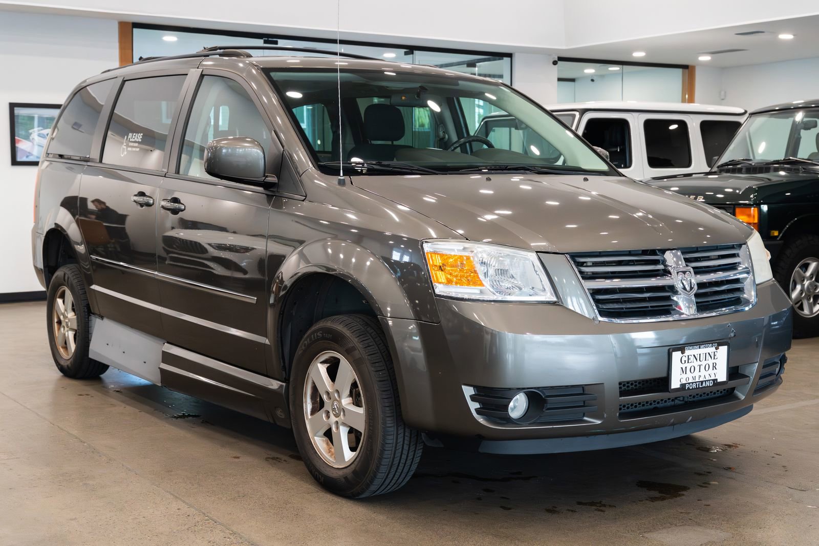 Used 2010 Dodge Grand Caravan SXT FWD image 3