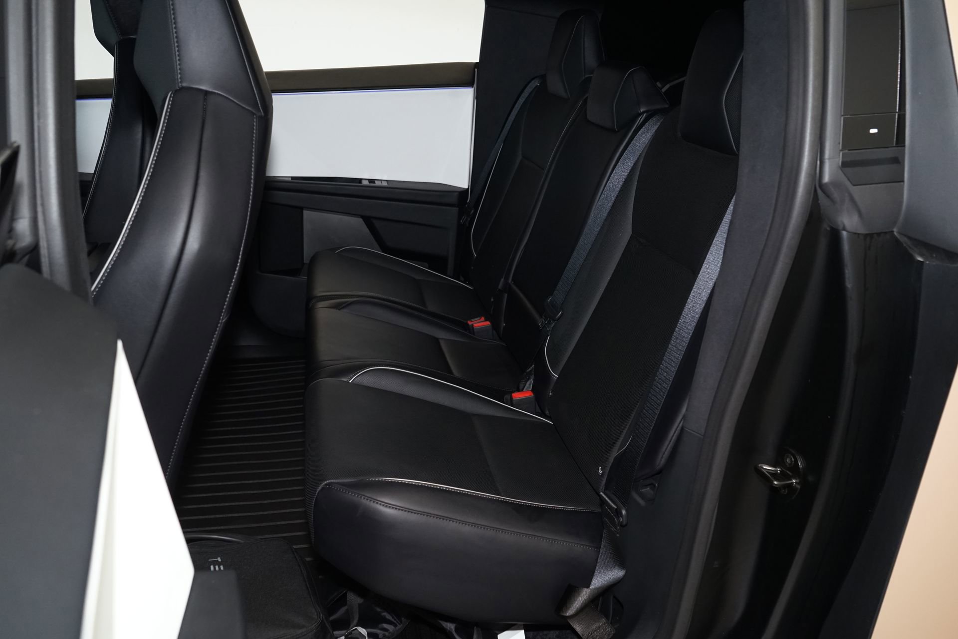 Used 2024 Tesla Cybertruck AWD Crew Cab image 23