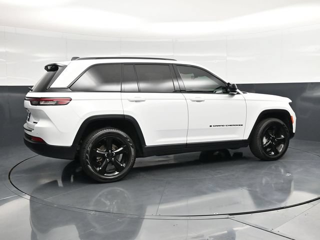 Used 2025 Jeep Grand Cherokee Limited w/ Black Appearance Package AWD/4WD image 2