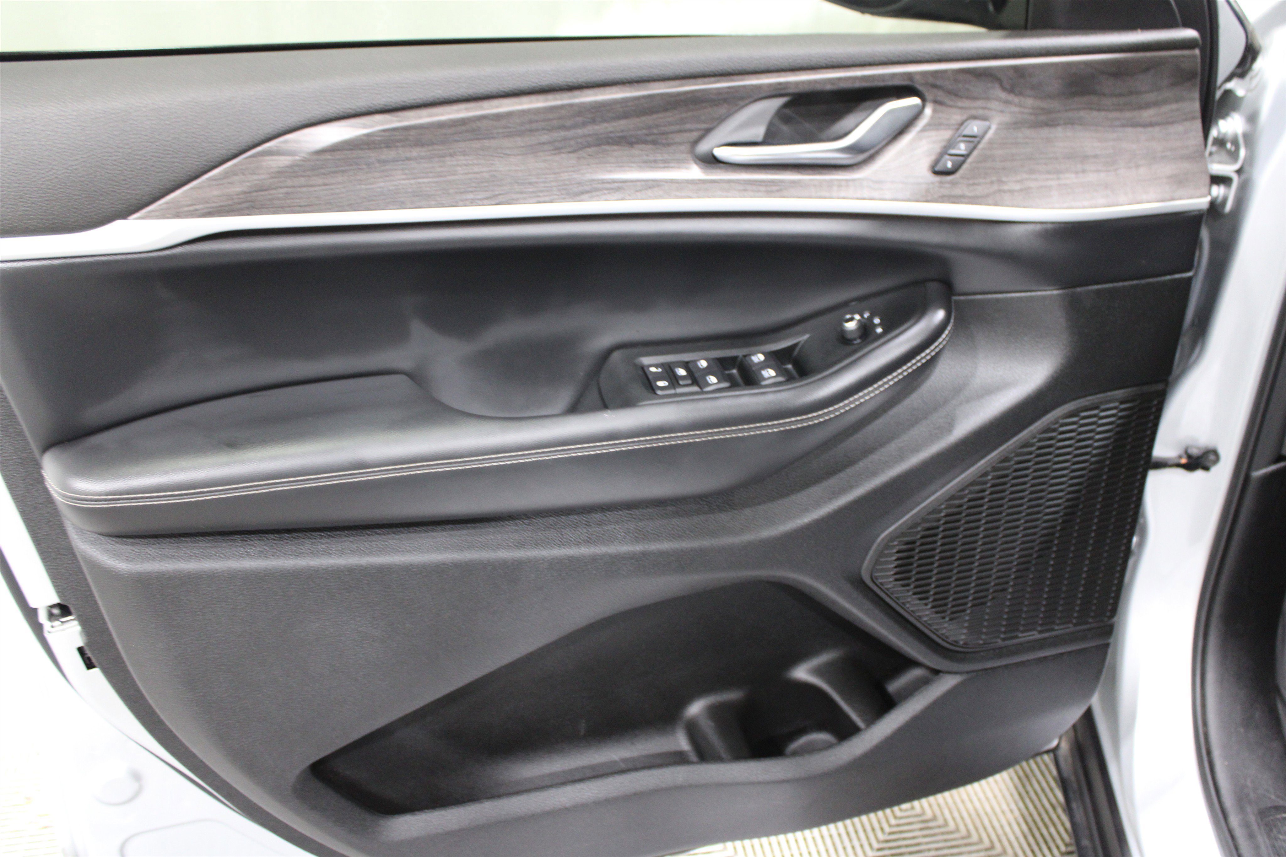 Used 2024 Jeep Grand Cherokee L Limited w/ Black Appearance Package image 6