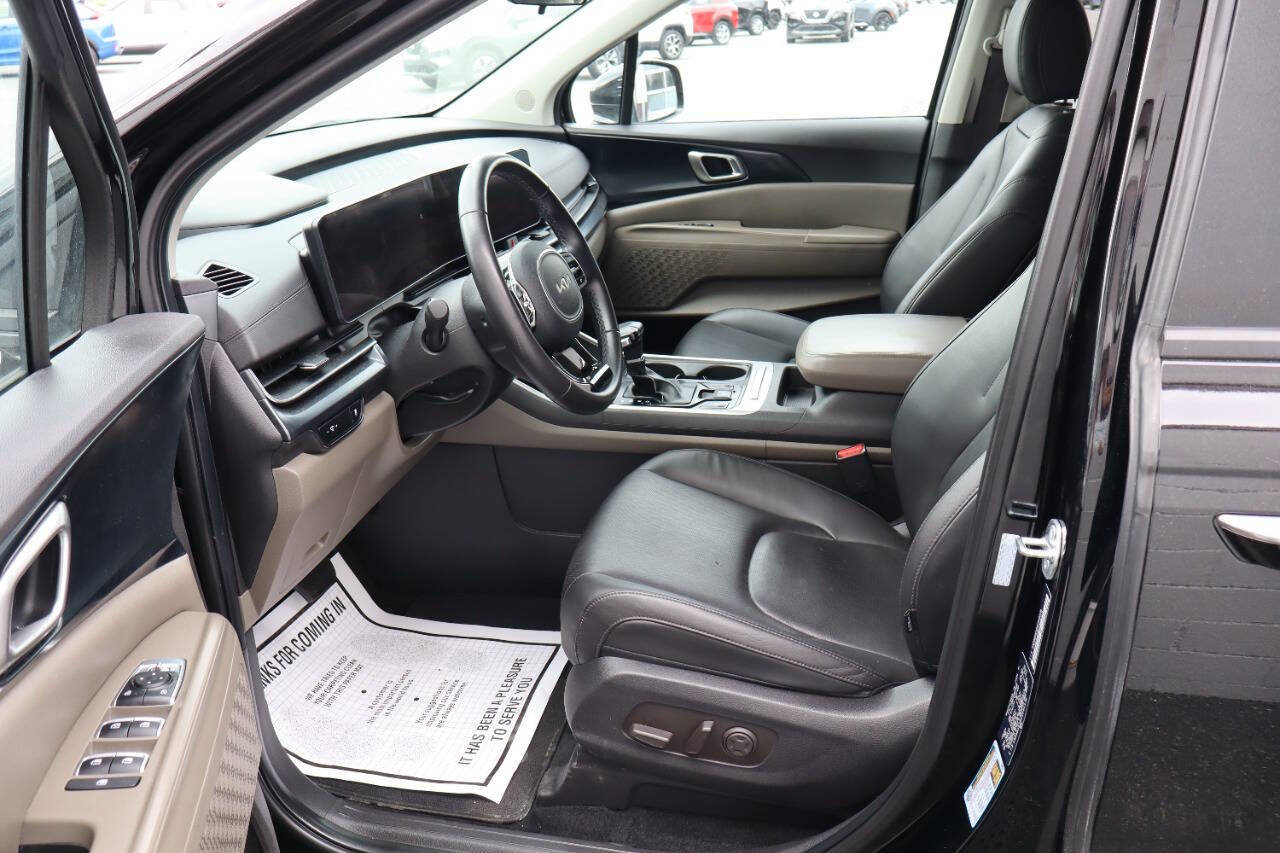 Used 2025 Kia Carnival FWD image 6